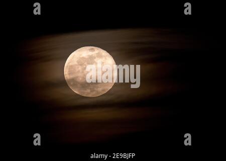 Una bella foto luminosa di una luna durante il mese Di maggio Super Moon Foto Stock