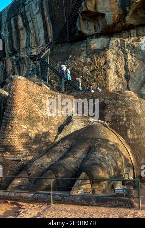 Una delle gigantesche pietre scolpite Lion Paws si trova sulla piattaforma dei leoni presso la fortezza di Sigiriya Rock a Sigiriya, nello Sri Lanka centrale. Foto Stock