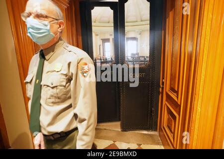 St. Louis, Stati Uniti. 03 Feb 2021. Il dipendente del servizio National Park, John Pellarin, lascia la vecchia aula del circuito dopo aver spiegato come l'edificio del vecchio tribunale cambierà all'interno dopo i lavori di ristrutturazione, a St. Louis mercoledì 3 febbraio 2021. Il vecchio tribunale del Gateway Arch National Park è il luogo in cui Dred e Harriet Scott hanno citato per la libertà, a partire dal 1846, e subiranno lavori di ristrutturazione a partire dalla fine del 2021, con una durata di circa due anni. Photo by Bill Greenblatt/UPI Credit: UPI/Alamy Live News Foto Stock