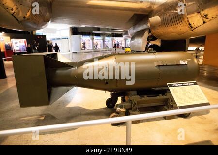 Una replica della bomba atomica di Little Boy (fissione) è caduta su Hiroshima, Giappone, in mostra al Museo Nazionale dell'Aeronautica militare americana a Dayton, Ohio. Foto Stock