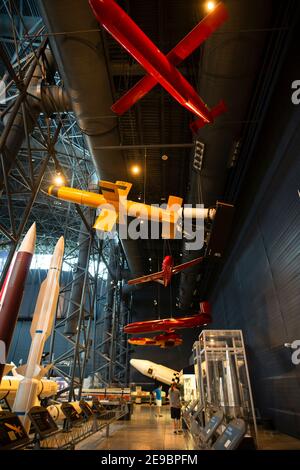 Razzi e missili in mostra nello Space Hangar all'Udvar-Hazy Center del National Air and Space Museum di Chantilly, Virginia, USA. Foto Stock