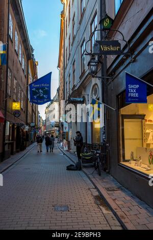 Stoccolma, Svezia - 16 gennaio 2020: Vista di una delle strade del centro di Stoccolma. Foto Stock