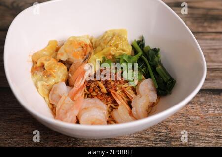 Gnocchi di gamberi con gamberetti su fondo di legno Foto Stock