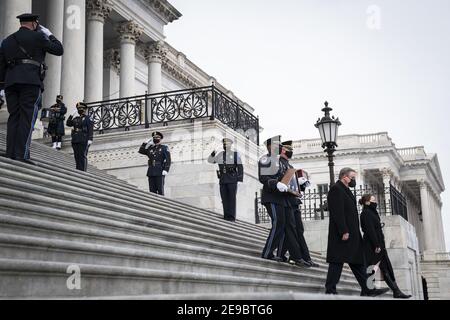 Washington, Stati Uniti. 03 Feb 2021. WASHINGTON, DC - 3 FEBBRAIO: Gli ufficiali della polizia del Campidoglio degli Stati Uniti portano i resti dell'ufficiale Brian Sicknick lungo i gradini del Campidoglio dopo essere stato onorato nella Rotunda il 3 febbraio 2021 a Washington, DC, USA. Sicknick morì a causa di lesioni subite durante l'attacco del 6 gennaio al Campidoglio degli Stati Uniti. Sicknick sarà sepolto al Cimitero Nazionale di Arlington. Photo by Drew Angerer/Pool/ABACAPRESS.COM Credit: Abaca Press/Alamy Live News Foto Stock