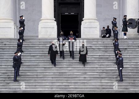 Washington, Stati Uniti. 03 Feb 2021. I resti dell'ufficiale della polizia del Campidoglio Brian Sicknick vengono portati lungo i gradini del fronte Est dopo 'mentire in onore' nella rotonda del Campidoglio a Washington, DC, USA, 3 febbraio 2021. L'ufficiale Sicknick è stato ferito fatalmente mentre si è fisicamente impegnato con la folla al Campidoglio degli Stati Uniti, il 06 gennaio 2021. Foto di Michael Reynolds/Pool/ABACAPRESS.COM Credit: Abaca Press/Alamy Live News Foto Stock