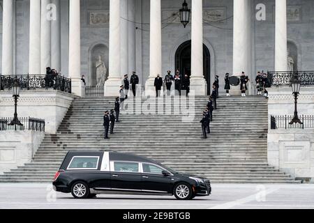 Washington, Stati Uniti. 03 Feb 2021. LA polizia del Campidoglio DEGLI STATI UNITI partecipa ad una cerimonia di partenza per il defunto ufficiale della polizia del Campidoglio Brian Sicknick che si trovava in onore alla rotonda del Campidoglio a Washington, DC, USA il 3 febbraio 2021. L'ufficiale Sicknick morì il 7 gennaio dopo aver inginocchiato con i riotatori il 6 gennaio, proteggendo il Campidoglio. Foto di Erin Schaff/Pool/ABACAPRESS.COM Credit: Abaca Press/Alamy Live News Foto Stock