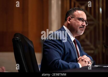 Washington, Stati Uniti. 03 Feb 2021. Miguel A. Cardona ascolta, durante la sua audizione di conferma, il 3 febbraio 2020, il Segretario per l'Educazione presso la Commissione per la Salute, l'Educazione, il lavoro e le pensioni del Senato a Capitol Hill, Washington DC, USA. Foto di Anna Moneymaker/Pool/ABACAPRESS.COM Credit: Abaca Press/Alamy Live News Foto Stock