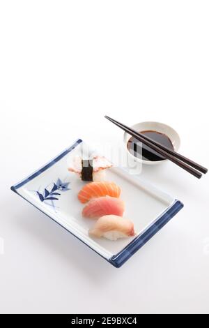 Sushi mix cibo giapponese sushi salmone tonno polpo anguilla e. spigola giapponese cibo locale isolato su sfondo bianco Foto Stock