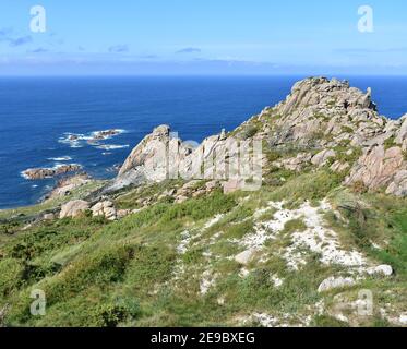 Gigantesca duna di sabbia su una scogliera. Duna Rampante de Monte Branco o Duna rampante di Monte Blanco (Monte Bianco). Costa da morte, Camariñas, Coruña, Spagna. Foto Stock