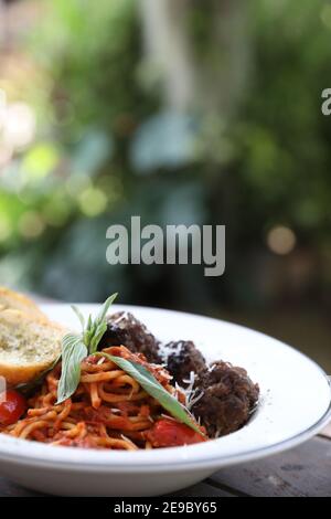 Polpette di spaghetti su fondo di legno Foto Stock
