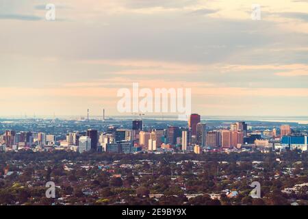 Vista spettacolare dello skyline di Adelaide al tramonto le colline Foto Stock
