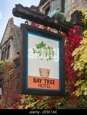 BURFORD, OXFORDSHIRE, Regno Unito - 31 OTTOBRE 2009: Cartello all'esterno del Bay Tree Hotel in Sheep Street Foto Stock