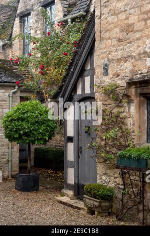 BURFORD, OXFORDSHIRE, Regno Unito - 31 OTTOBRE 2009: Vista esterna di un grazioso cortile e di una casa in pietra Foto Stock