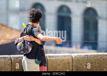 Portogallo, Porto, 06 ottobre 2018: Coppia felice abbracciando la strada e fare un selfie. Foto Stock