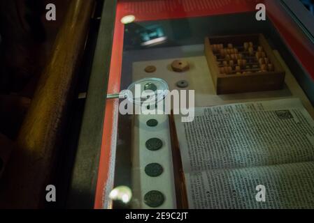 Portogallo, Porto, 06 ottobre 2018: Lente di ingrandimento o lente per la vista monete antiche nel museo di Porto. Foto Stock