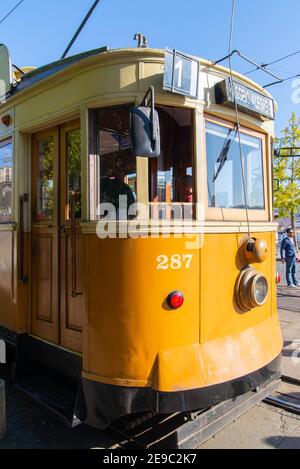 Portogallo, Porto, 06 ottobre 2018: Primo piano un tram storico a Porto. Foto Stock