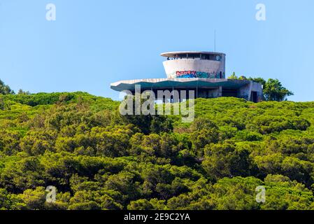 Lisbona Portogallo. 09 ottobre 2018: Edificio abbandonato sul punto di vista in cima alla collina. Foto Stock