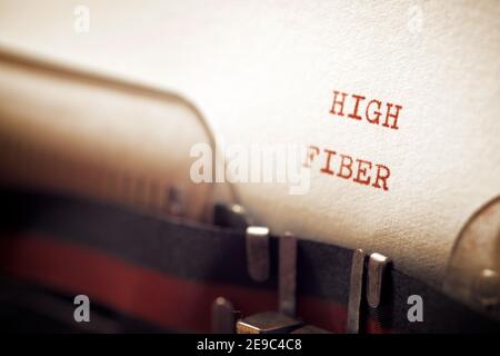 Frase ad alta fibra scritta con una macchina da scrivere. Foto Stock