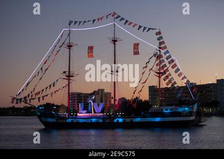 Mercoledì 3 febbraio 2021; Tampa, FL, USA; una vista generale della nave pirata Jose Gasperilla illuminato al tramonto al Super Bowl Experience a Tampa Foto Stock