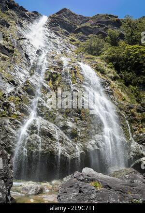 Le impressionanti cascate Earland alte 174 metri lungo il Routeburn Track, Fiordland, Nuova Zelanda. Formato verticale. Foto Stock