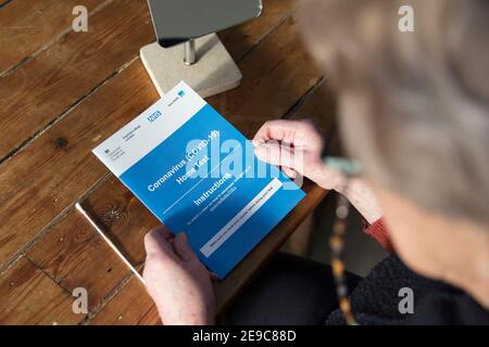 OXFORD, UK - Febbraio 2020: Una donna legge il kit di test per la casa Covid-19 del governo Foto Stock