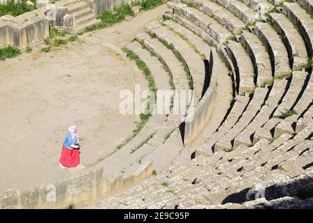 Ragazza in Teatro Romano, Djemila, città di Setif, Algeria Foto Stock
