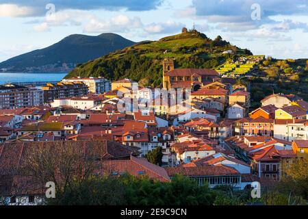 Vista panoramica della città vecchia di Laredo chiamata la Puebla Vieja intorno alla Chiesa di Santa María de la Asunción in stile gotico. Laredo, Cantabria,