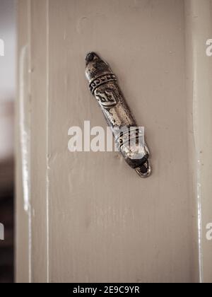 Mezuzah, una cassa decorativa con pergamena chiamata klaf. Porta di una casa ebraica. Foto Stock