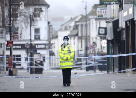 Maidstone, Kent, Regno Unito. 4 febbraio. Un uomo è stato fatto precipitarsi in un ospedale di Londra con 'lesioni che minacciano la vita' dopo essere stato pugnalato nel centro di Maidstone intorno alle 19:00 il 3 febbraio. Questa mattina una zona della città è ancora caduto - un uomo nei suoi 40 è stato arrestato. Credit: Phil Robinson/Alamy Live News Foto Stock