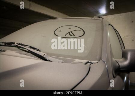 Una foto di auto abbandonate nel garage. La polvere è stesa su di essa, si trova lì per molto tempo. Foto Stock