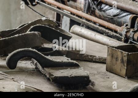 banco di lavoro in fabbrica abbandonata Foto Stock