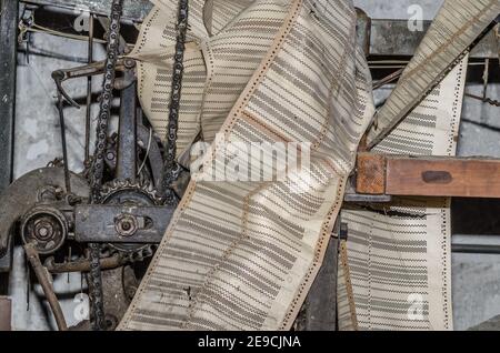 forare la macchina di carta in filatura abbandonata Foto Stock