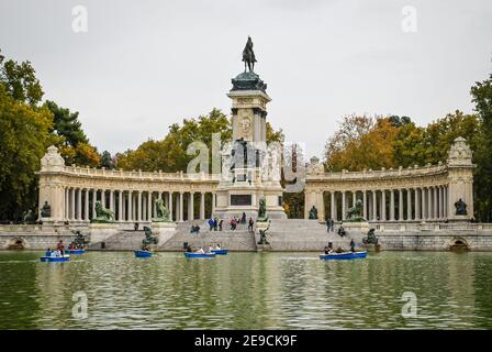 Laghetto centrale nel Parco El Retiro con un monumento colonnato, popolare per il noleggio di barche a remi e canoe., Retiro Park, Madrid, Spagna Foto Stock