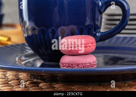 Primo piano di una tazza di tè in ceramica con biscotti Foto Stock