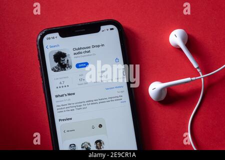 Milano, Italia - 4 febbraio 2021: App Clubhouse su smartphone. L'app iPhone, solo su invito e basata su audio, è ora la prima tra le app gratuite sull'AP di Apple Foto Stock