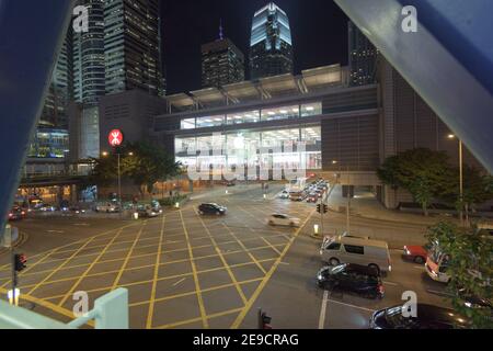 Hong Kong, Cina - 23 gennaio 2017: Vista notturna esterna del Centro commerciale Apple IFC sull'Isola di Hong Kong. Lung WO Rd e Man Yiu St Crossing. Persone viste attraverso w Foto Stock