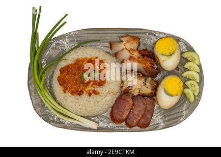 Maiale rosso con riso, maiale rosso alla griglia e maiale croccante isolato su sfondo bianco con percorso di taglio. Foto Stock