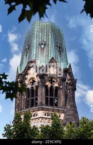 Torre distrutta della chiesa Kaiser Wilhelm Gedaechtniskirche presso il Centro di Kurfuerstendamm a Berlino Ovest Foto Stock