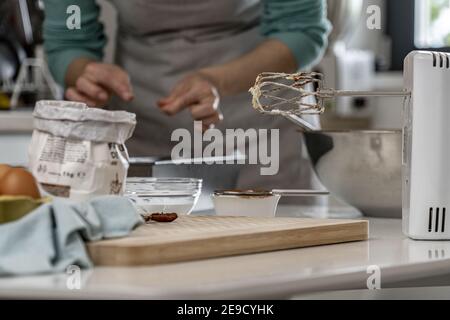 Processo di cottura di una torta con un miscelatore Foto Stock
