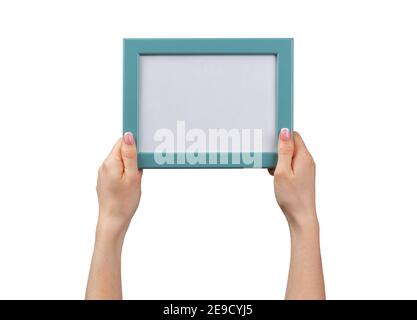 Le mani femminili tengono la cornice fotografica isolata su bianco Foto Stock