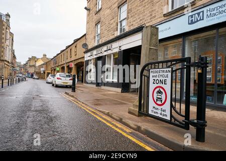 3 febbraio 2021. Elgin High Street, Moray, Scozia, Regno Unito. Questa è la nuova costruzione in metallo porte a entrambe le estremità di Elgin High Street che può essere vicino Foto Stock