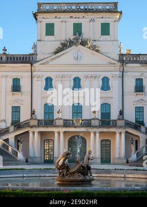 Il cortile. Esterhazy Palace chiamato anche Eszterhaza o Fertoed. Parte del patrimonio mondiale dell'UNESCO Fertoe - paesaggio culturale Neusiedlersee. Europa Foto Stock