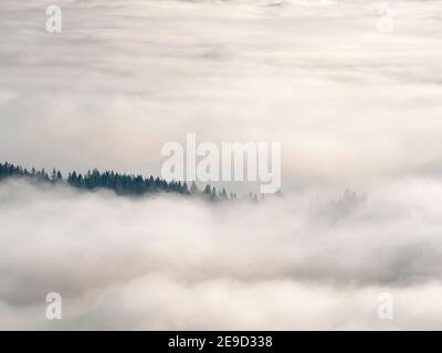 Mare di nebbia sulla valle del fiume Ammer. alpi Bavaresi nei pressi di Unterammergau, nella regione di Werdenfelser (contea di Werdenfels). Europa, Germania, Baviera Foto Stock