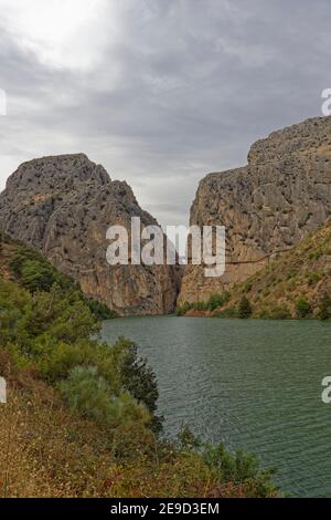 Il Ponte sospeso della passeggiata El Chorro tra i 2 lati della stretta gola presso il complesso idroelettrico Caminito del Rey. Foto Stock