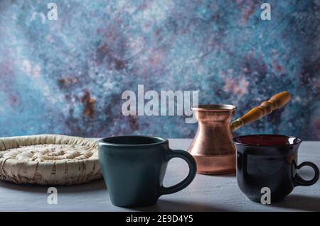 Due tazze e un caffè turk. Composizione del caffè sul tavolo. Vista frontale. Foto Stock