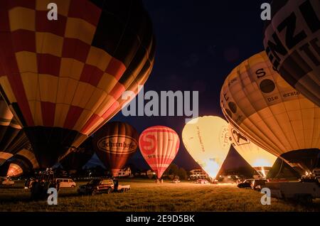 pallone aerostatico incandescente di notte Foto Stock