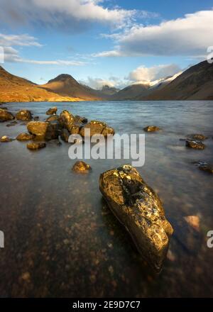 Rocce sulla costa del Britains Favorite View; Wastwater in un bel pomeriggio di sole inverno. Lake District, Regno Unito. Foto Stock