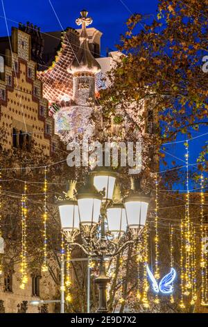 Passeig de Gracia avenue adornata con luci di Natale e Casa Batllo in background, Barcellona, in Catalogna, Spagna Foto Stock