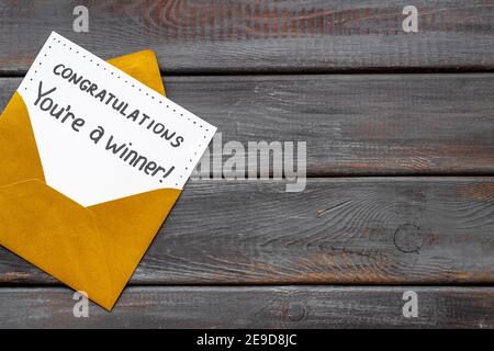 Busta d'oro con carta premio Congratulazioni che sei un vincitore. Vista dall'alto Foto Stock