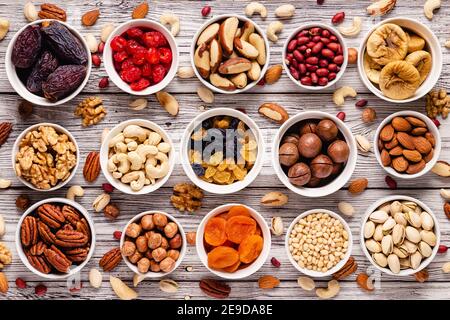 Assortimento di frutta secca e frutta secca, vista dall'alto. Foto Stock